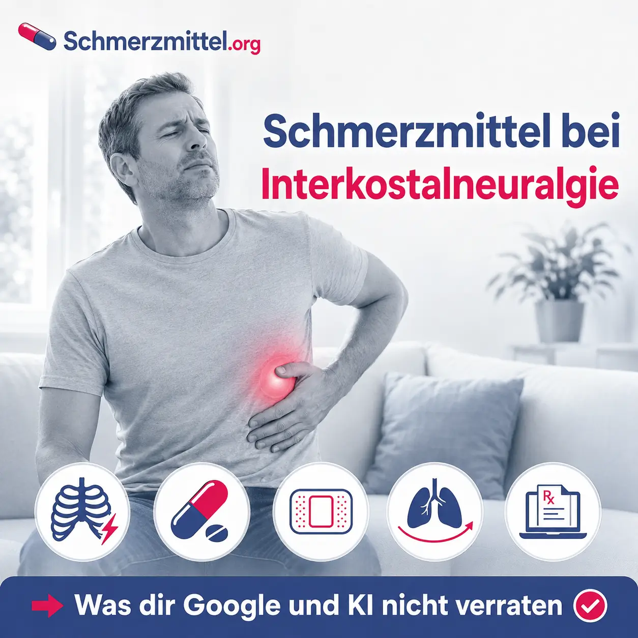Mann sitzt auf dem Sofa und fasst sich an die schmerzende Rippe, Grafik zu Schmerzmitteln bei Interkostalneuralgie