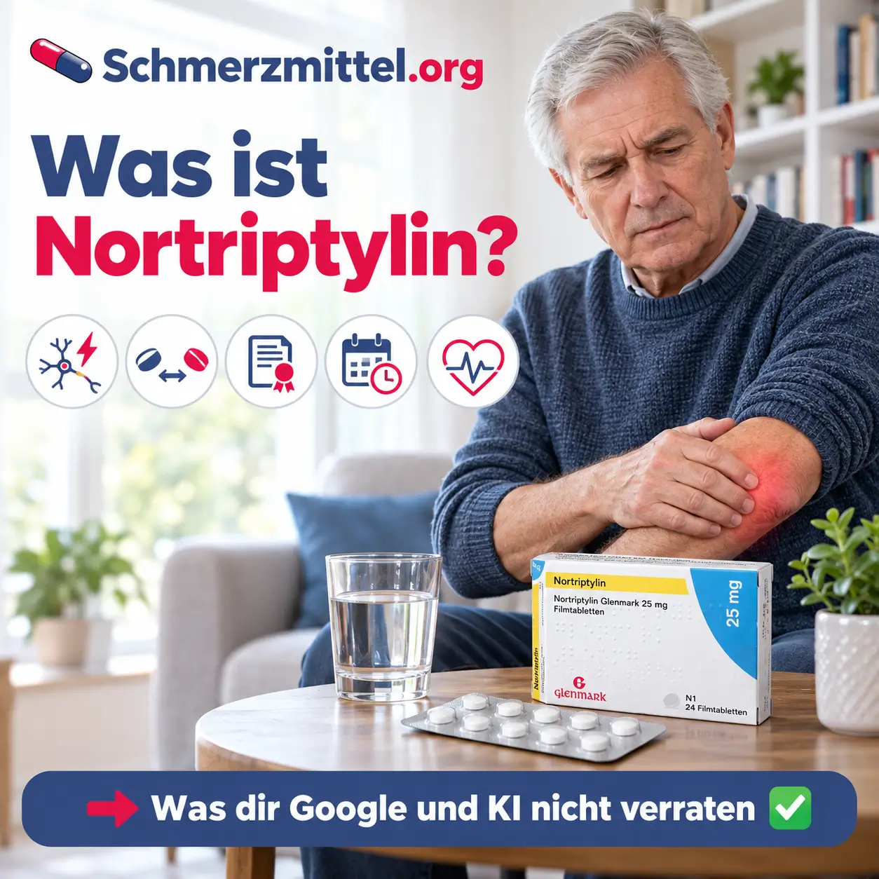 Nortriptylin, älterer Mann mit Nervenschmerzen im Unterarm steht im Wohnzimmer, auf dem Beistelltisch stehen ein Wasserglas und die Nortriptylin-Packung