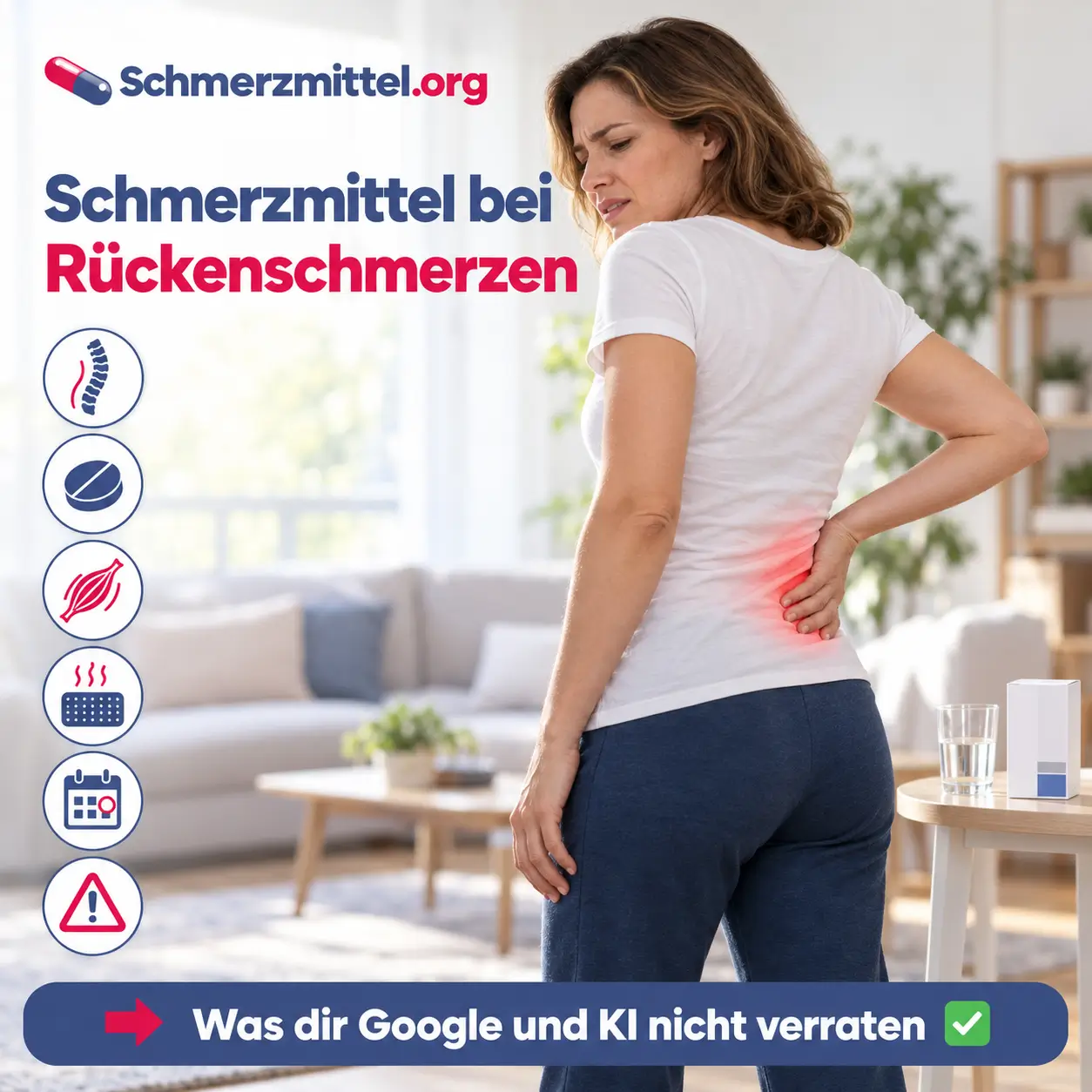 Schmerzmittel bei Rückenschmerzen, Frau steht im Wohnzimmer und hält sich den unteren Rücken, daneben Wasserglas und Medikamentenpackung, Icons zu Wirbelsäule, Tablette, Muskelentspanner, Wärme, akut oder chronisch und Warnzeichen